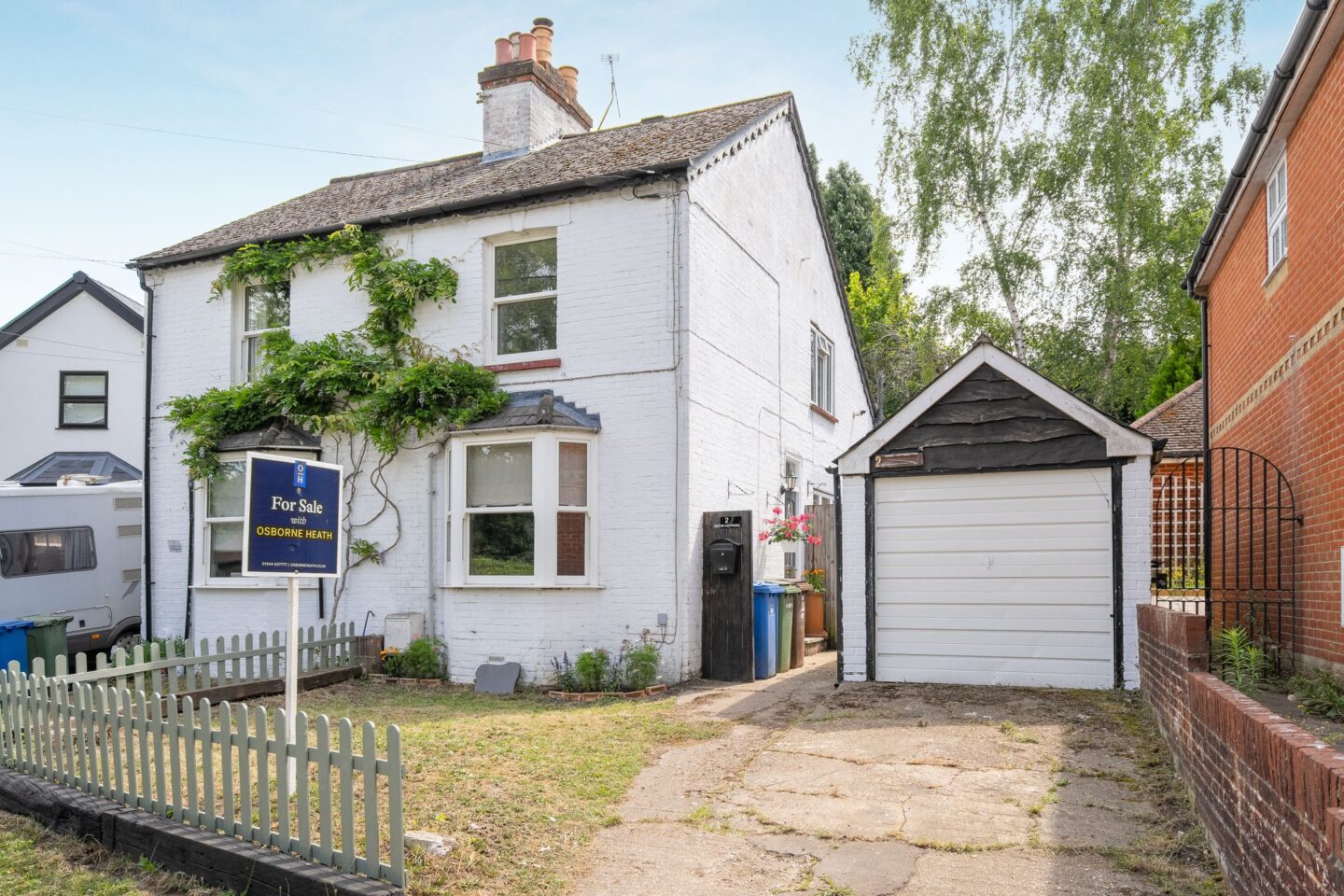 Long Hill Road, Ascot
